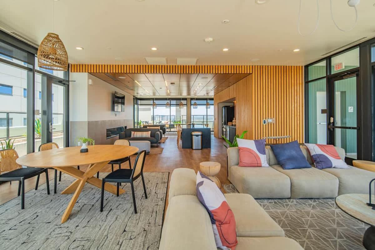 Comfy 1bd - Dt, Pool, Gym, Parking, High Rise