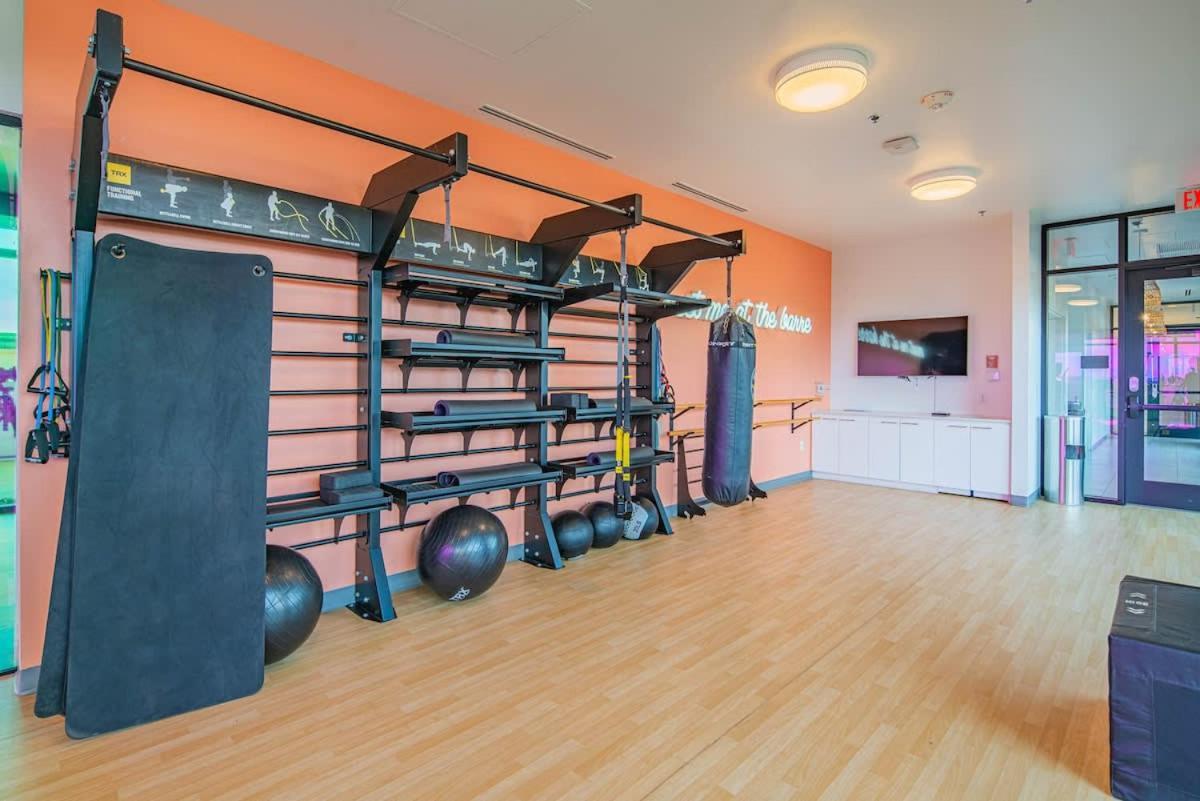 Comfy 1bd - Dt, Pool, Gym, Parking, High Rise