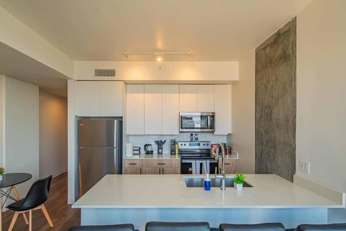 Apartemen Comfy 1bd - Dt, Pool, Gym, Parking, High Rise Phoenix