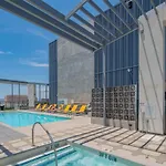 Comfy 1Bd - Dt, Pool, Gym, Parking, High Rise