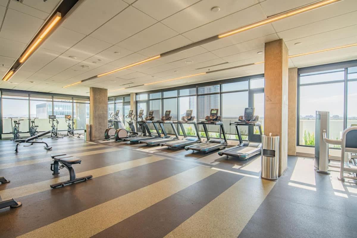 Comfy 1bd - Dt, Pool, Gym, Parking, High Rise Apartment